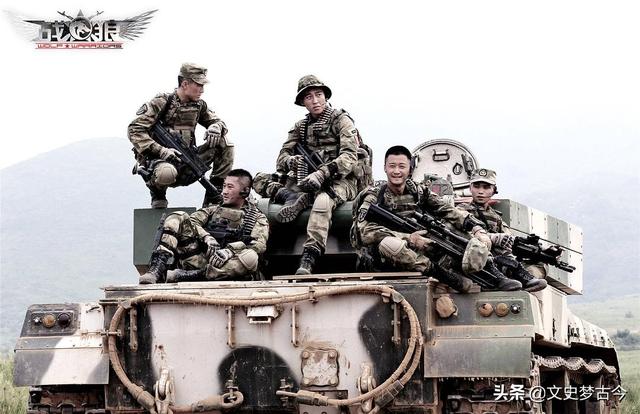 战狼：龙小云25岁已是正团级中校？吴京没把军衔搞明白，闹了乌龙