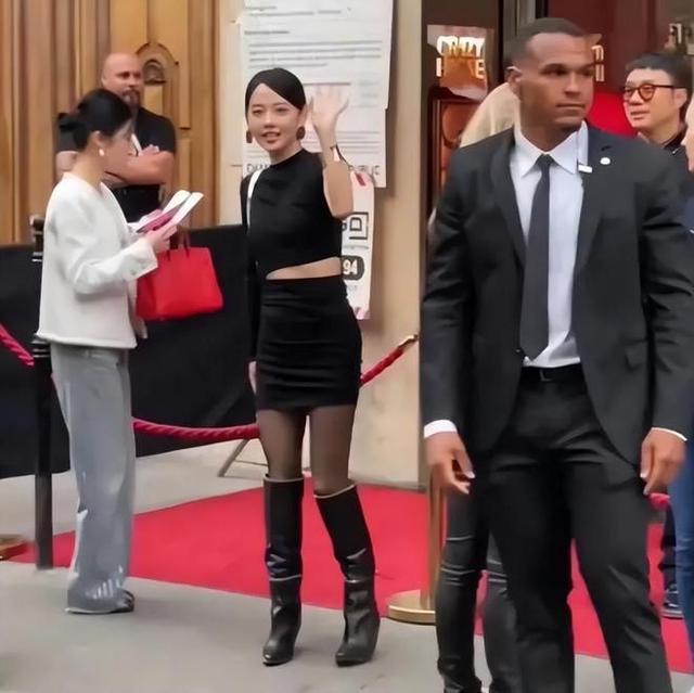 杨颖父亲国籍被扒，港媒称疯马秀事件违反了演艺规定