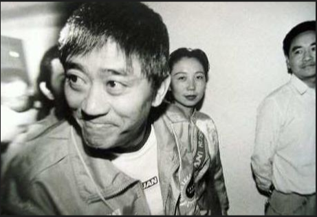 “大哥”柯受良去世18年后，刘德华、张学友照顾其妻儿怎样了？