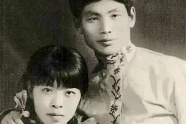 鲁迅爱徒萧红,2次出逃2次怀娃,被4个男人迷恋,因误割喉丢命