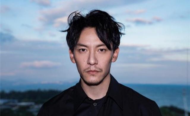 44岁张震穿黑西装走红毯，大长腿还有胸肌，卡地亚腕表太抢镜