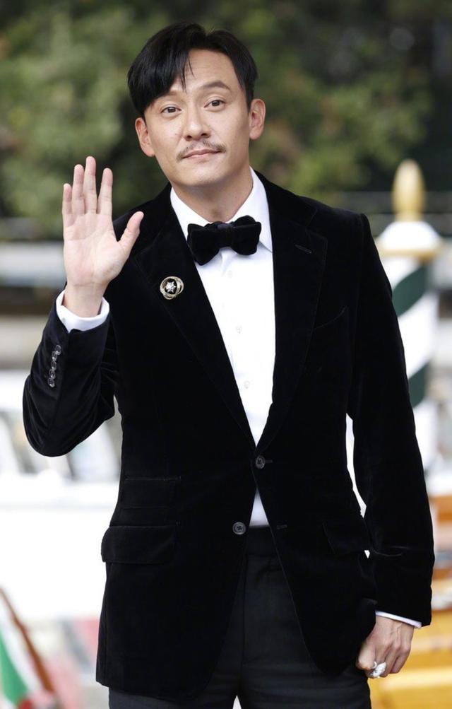 44岁张震穿黑西装走红毯，大长腿还有胸肌，卡地亚腕表太抢镜