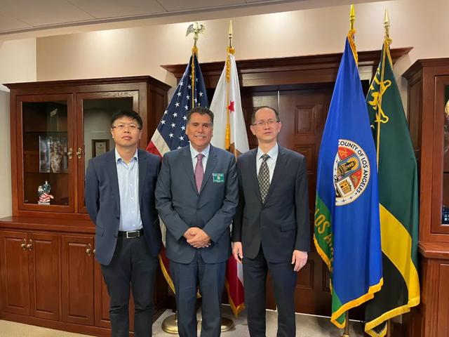 驻洛杉矶总领馆代总领事施远强会见洛杉矶郡警察局长鲁纳