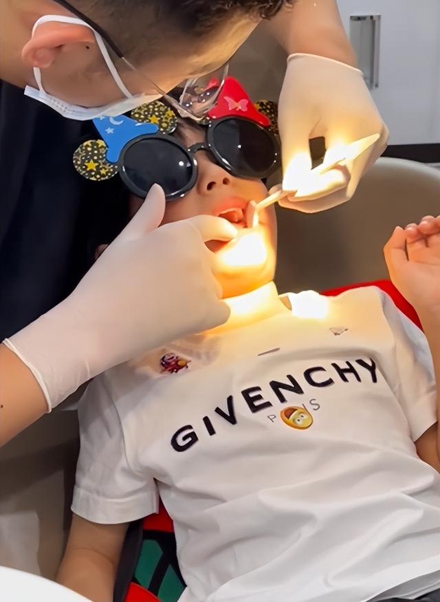 姜潮开车带妻儿外出！麦迪娜素颜状态真实，3岁儿子精致似洋娃娃