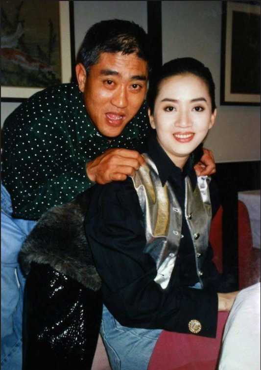 “大哥”柯受良去世18年后，刘德华、张学友照顾其妻儿怎样了？