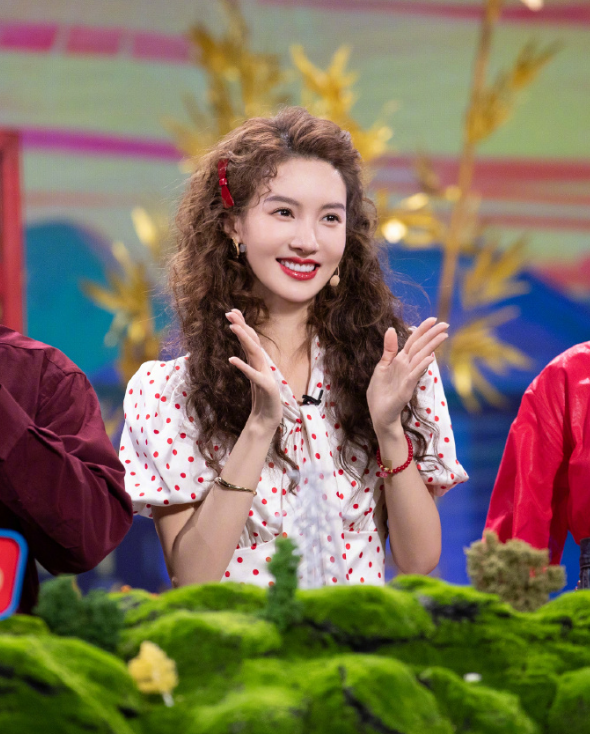 胡夏金晨恋情再添实锤,挽手遛狗同回女方家,为长辈带礼物被认可