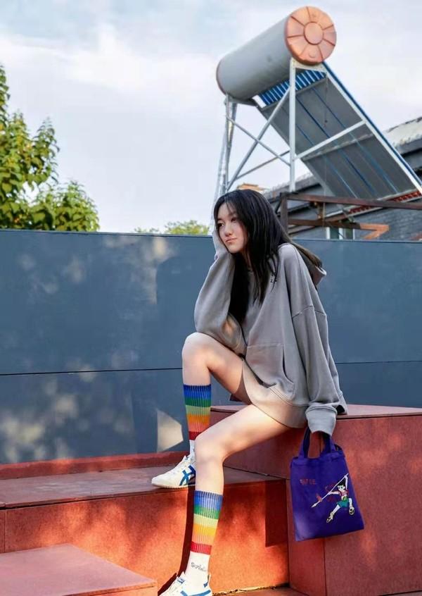 最近火了一种新穿法叫：“上半身少女，下半身欲女”，杨幂都上头