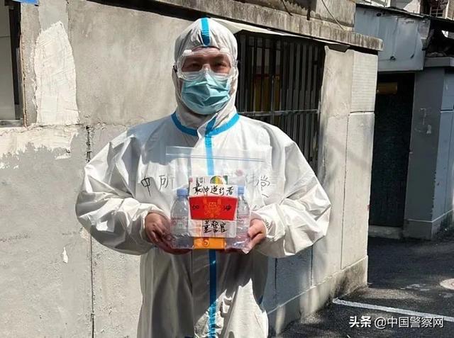 【疫情当前 警察不退】上海虹口：“三人小组”抗疫情