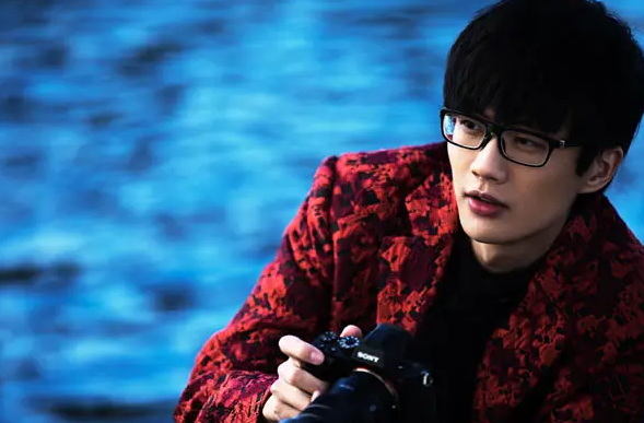 36岁的许嵩“铁树开花”，老粉纷纷送祝福，女友竟比他小14岁