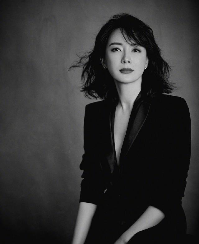 43岁陈数真大胆，穿真空西装隐隐露出事业线，傲人身材性感又优雅