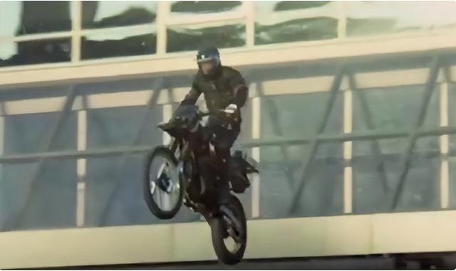 “大哥”柯受良去世18年后，刘德华、张学友照顾其妻儿怎样了？