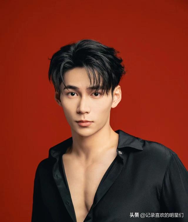 来看看阳光帅气迷人十足的舞蹈演员：秦天的精彩瞬间！