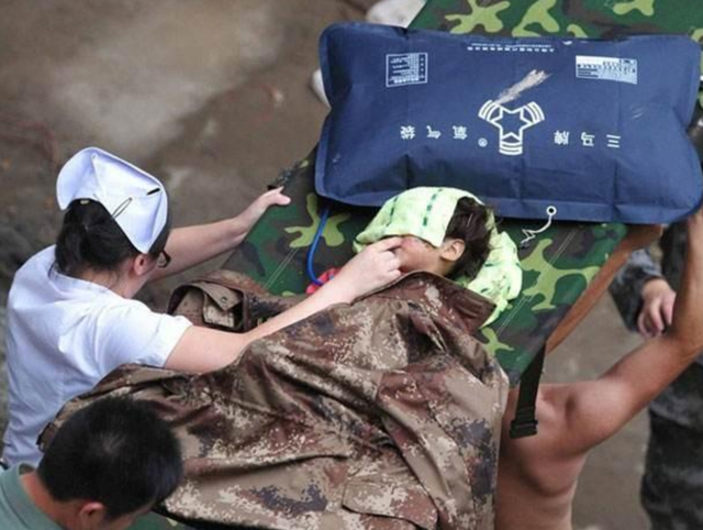 11年前,温州动车事故中失去父母幸存下来的小伊伊,如今怎么样了