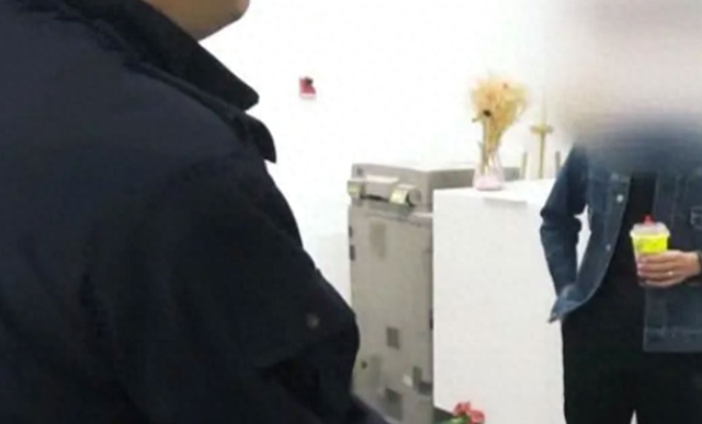 男子看一级色情内容 被开除 反索赔30万元,仲裁委裁决赔？