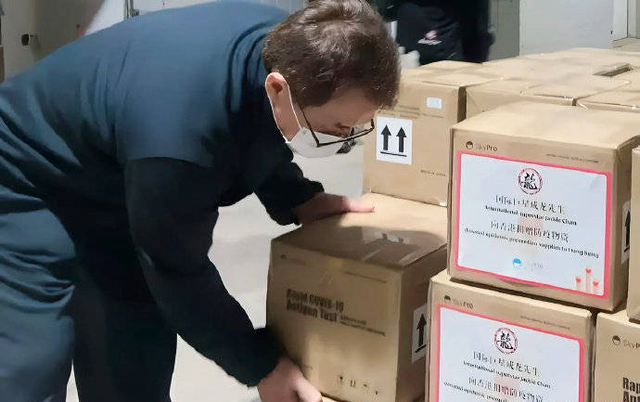 67岁成龙现身厦门搬运口罩!身材健壮精神好,撸起袖子干活显轻松