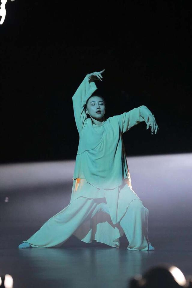寸头、巧克力腹肌、大魔王……《舞蹈风暴》冠军谢欣：30岁的你更“丰满”