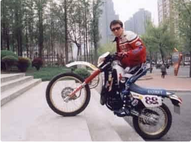 “大哥”柯受良去世18年后，刘德华、张学友照顾其妻儿怎样了？