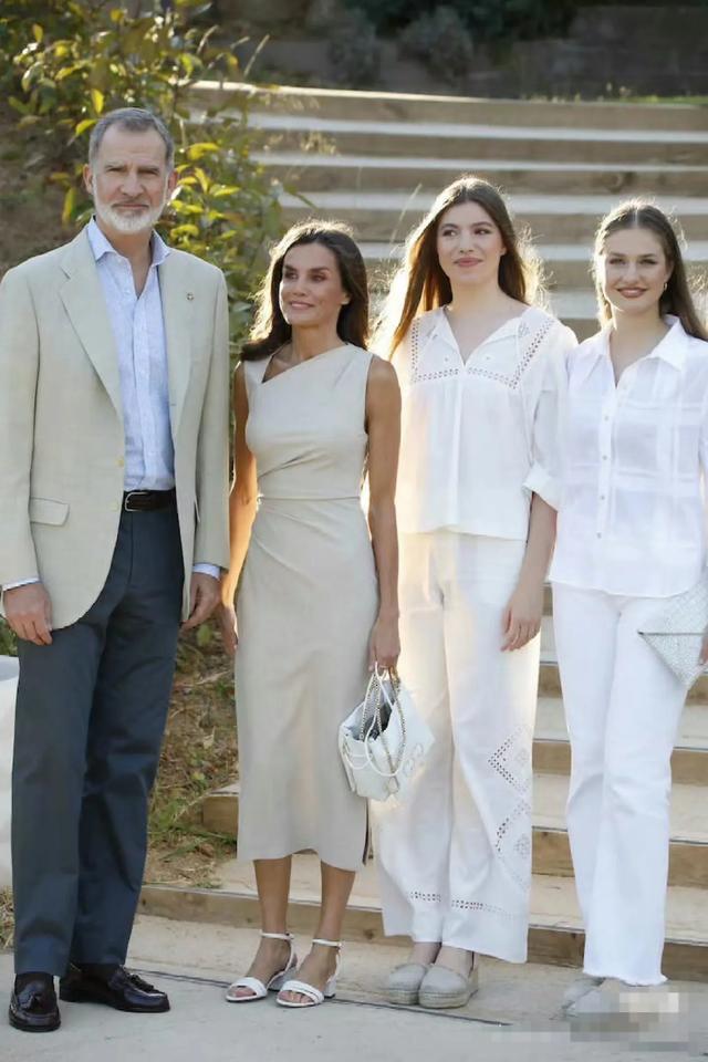 长腿美少女！17岁的索菲亚公主，这身材很欧美，衣品直逼母亲莱后