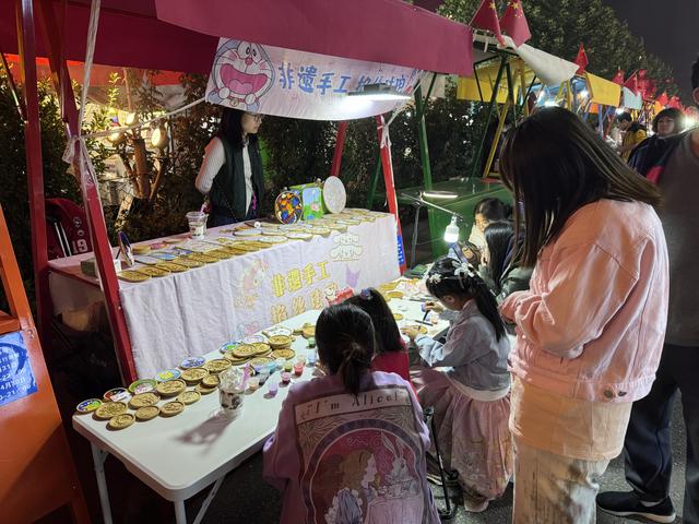 品美食、看表演、做手工……通州月亮河艺术小镇国庆夜市火热