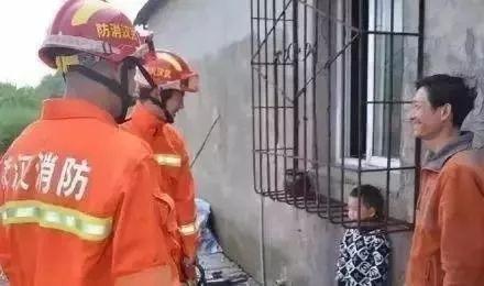 报告消防员蜀黍：这里有人卡住了......