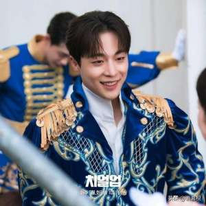 男慕(神似多位男神裴仁赫是身高180的高学历美男，曾与徐玄振合作过)