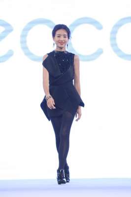 董洁黑丝(董洁造型真大胆，穿不规则连衣裙勾勒曲线，一双黑丝袜超显腿型)