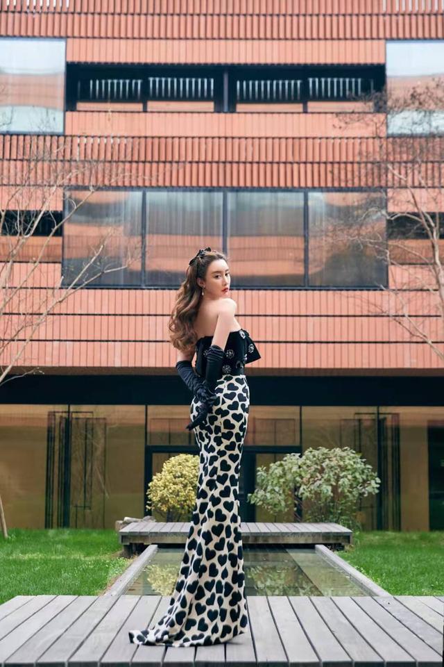 周麟嘉,迷人写真,彰显性感魅力!