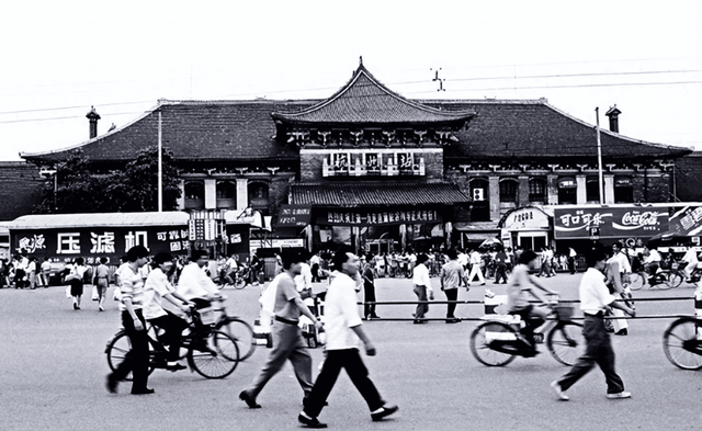 留守妇女与未婚男邻居的秘密情事：白天邻居，夜晚夫妻