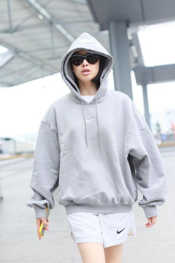 宋茜这次真的要走“男友”路线了!短裤运动鞋穿起,像个帅小伙