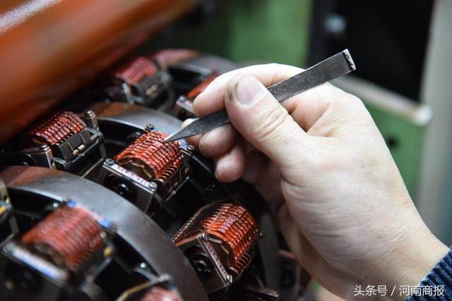 火车红票的“诞生”：像运钞一样运票卷，一箱票卷的价值至少千万