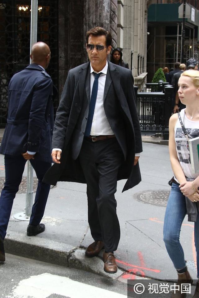 52岁克里夫·欧文街头拍戏帅气依旧 头戴巨型机器造型拉风引围观