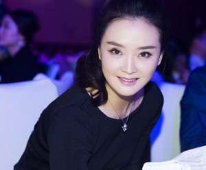 王艳图片(王艳终究是老了高清镜头露真实状态，这才是45岁该有模样)