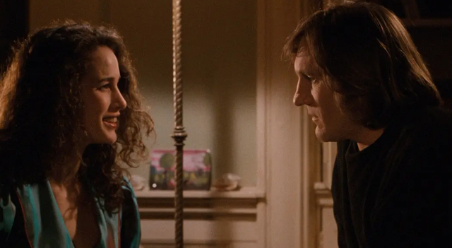 法国情侣假结婚只为美国绿卡，黑色幽默的《绿卡》，引人深思