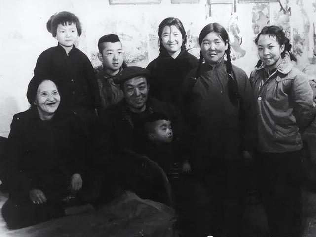 “铁人”王进喜47岁病逝，死后被葬入八宝山，5个子女现状如何？