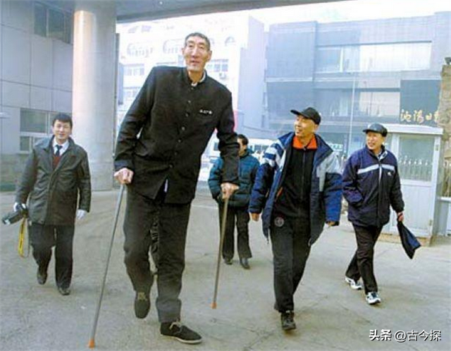 中国巨人鲍喜顺，晚年爱妻不顾生死为他诞下一子，爱情最初模样