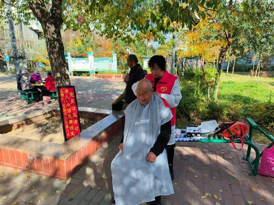 阜康：重阳秋色暖 敬老爱更浓