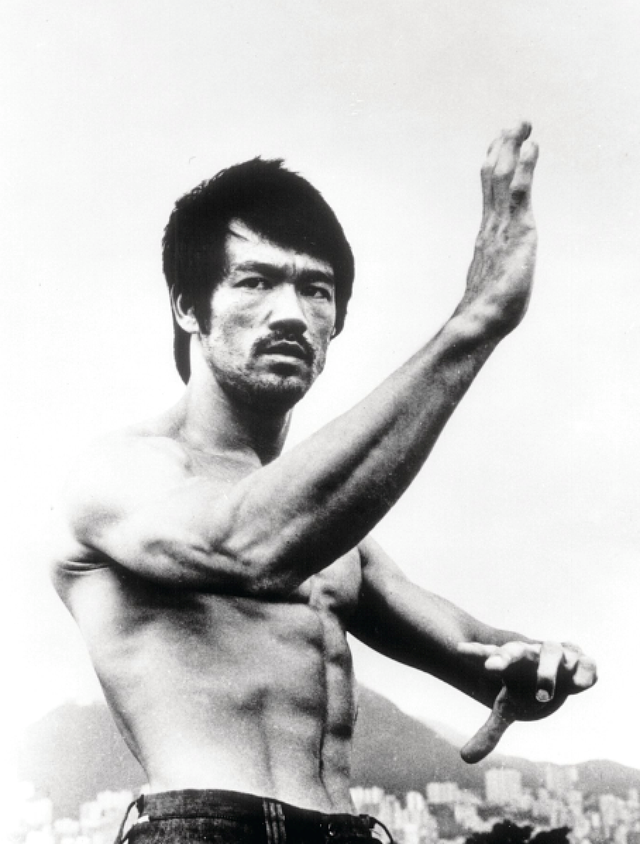 李小龙罕见旧照，一家四口老婆很漂亮，抱着女儿画面温馨