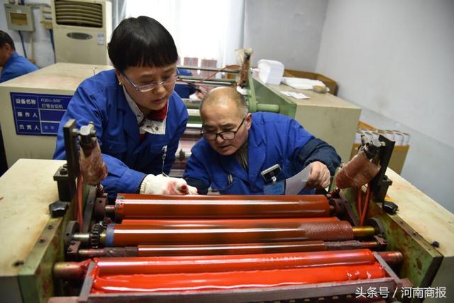 火车红票的“诞生”：像运钞一样运票卷，一箱票卷的价值至少千万