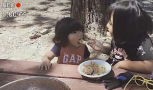 何洁几个孩(34岁何洁晒仨娃，孩子衣服凌乱像没人管，直播哭诉养不起？)