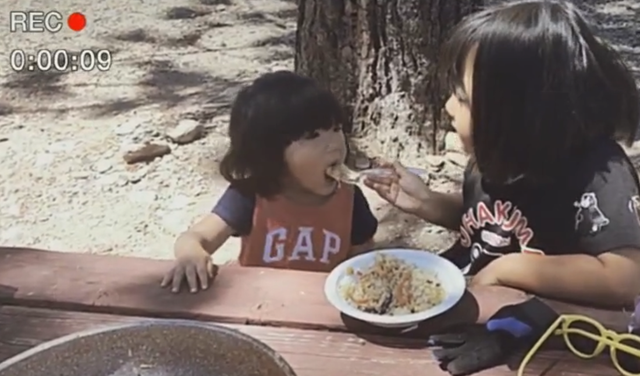 34岁何洁晒仨娃，孩子衣服凌乱像没人管，直播哭诉养不起？