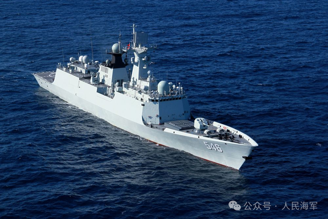 残奥会冠军登上海军舰艇，甲板秒变“追星现场”