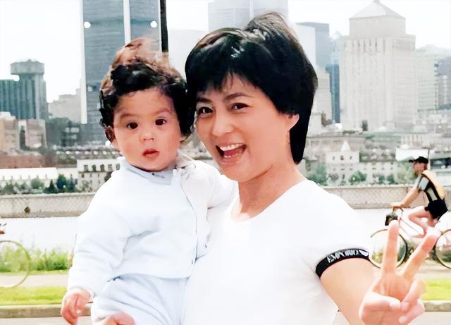 李玲玉：曾被邻居告上法庭，她一再婚就当继母