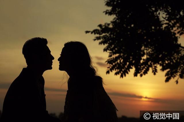 虐狗ing!霍建华、林心如婚纱照甜蜜依偎 十指紧扣满脸幸福