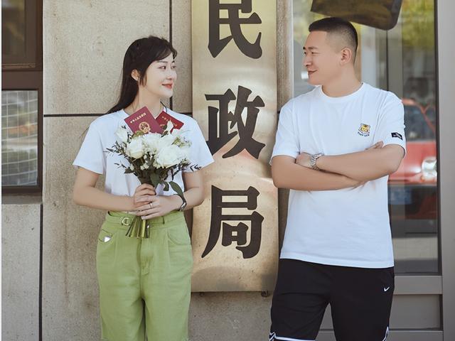 “黑魔仙”小月六一官宣,相差十岁姐弟恋,旁若无人当众接吻