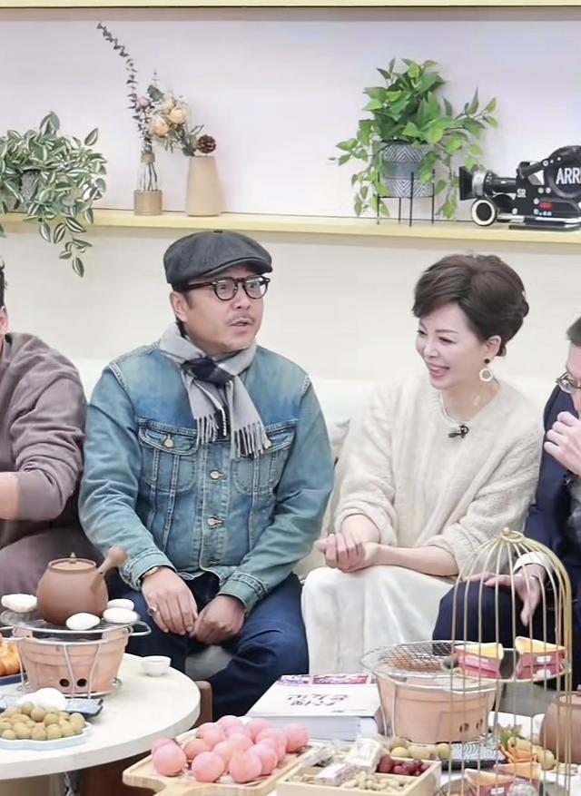 汪涵和仇晓坐一起不敢对视，马可看yoyo眼神拉丝，肢体细节不骗人