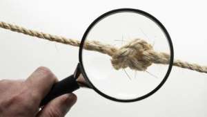 充电手机爆炸(手机边充电边玩引发爆炸，两孩童身亡？记者查证：事故原因并非如此)