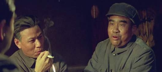 刘少奇特型演员郭法曾偶遇刘平平，请她抽烟，刘接过：我听我爸的