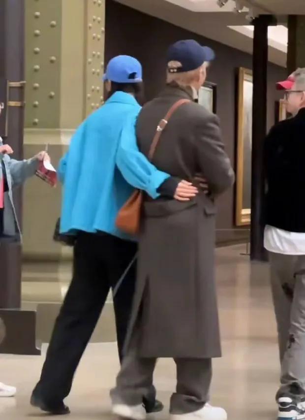 陈伟霆何穗同游日本,搂腰动作和井柏然刘雯神相似,扒超模们现状