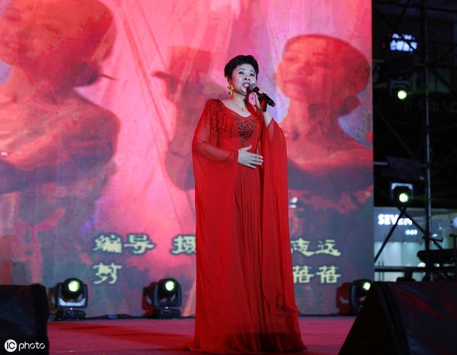 57岁董文华一袭红裙亮相湖北商演，与同龄男粉丝合唱精神抖擞