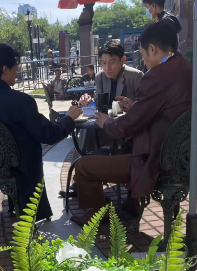 刘德华在哈尔滨拍戏细节曝光：竟用两个替身，深夜在街头烧香拜神